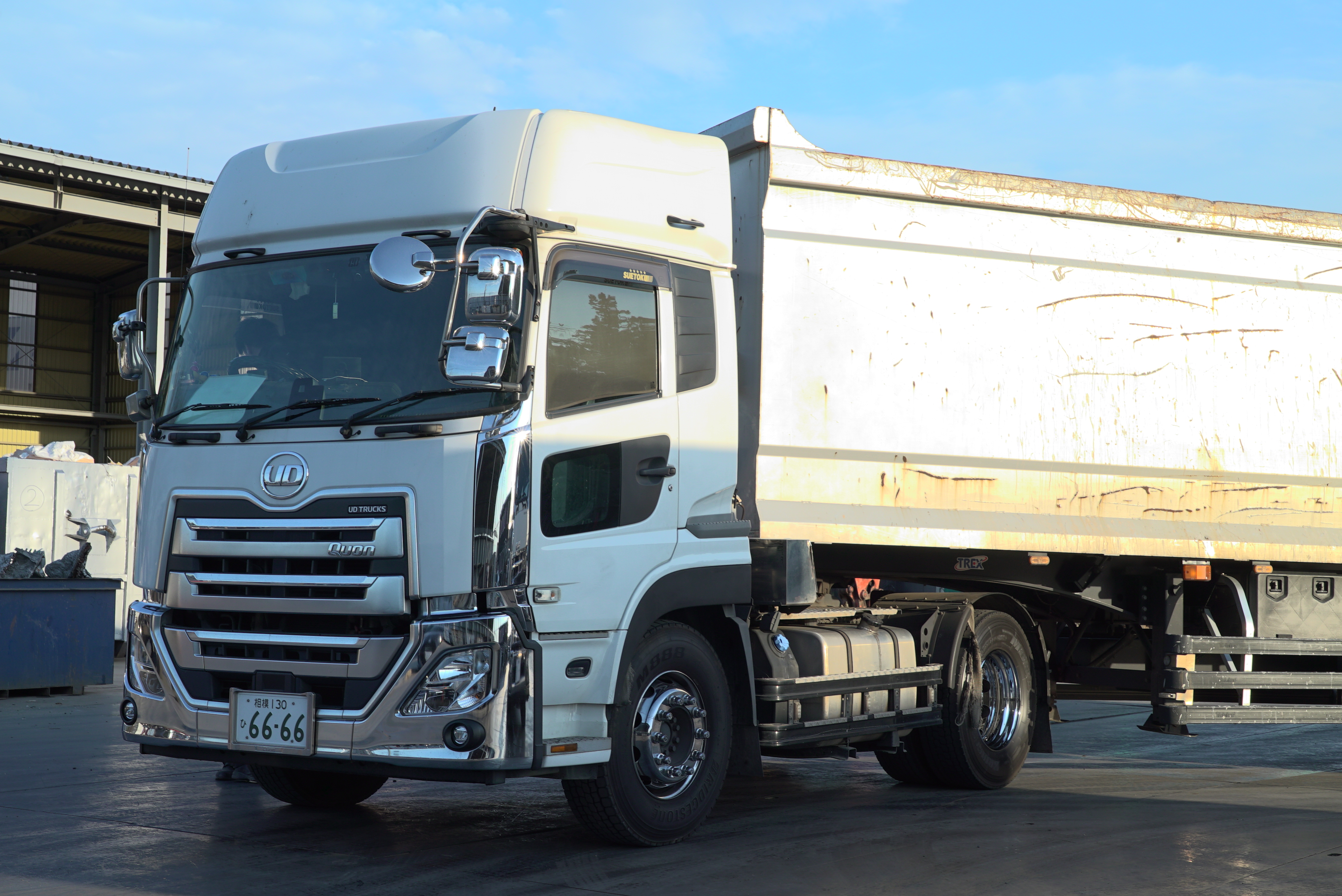 スクラップ仕分け中の油圧ショベル