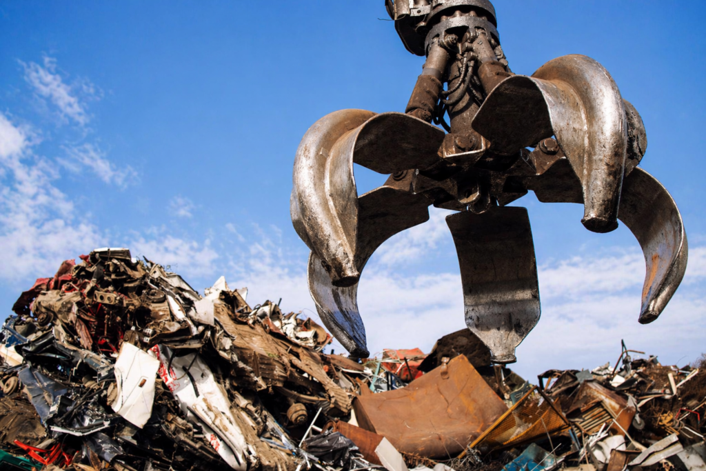 鉄スクラップを仕分けする画像