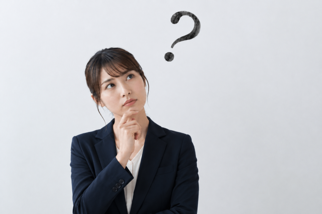 スクラップ買取後の行方を調べる女性